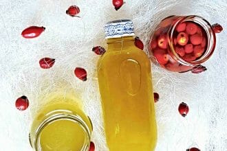 bylinné oleje, výroba, šípky, šípkový olej, mätový olej vo fľaške a šalviový olej v poháriku