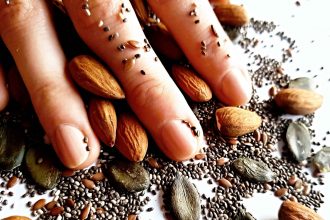 vitamíny na nechty, mandle, tekvicové semienka a chia semienka, zdravé nechty